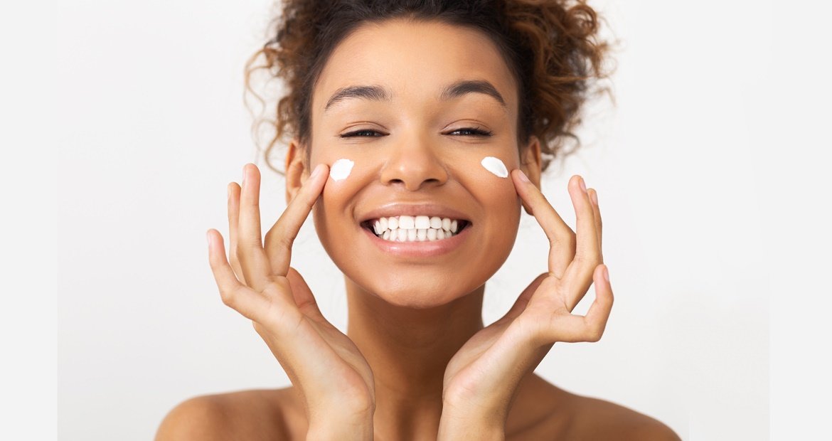 Use protetor solar facial para diminuir as linhas de expressão